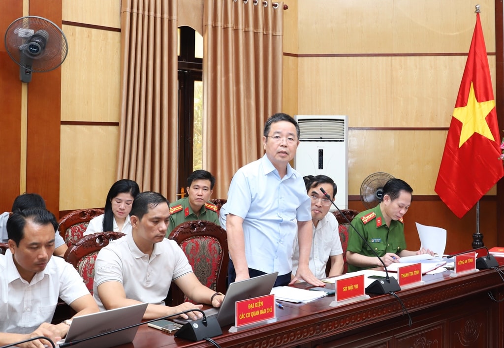 Đại diện lãnh đạo các sở, ngành, đơn vị, địa phương liên quan đã trả lời, làm rõ các vấn đề được các cơ quan báo chí, dư luận quan tâm