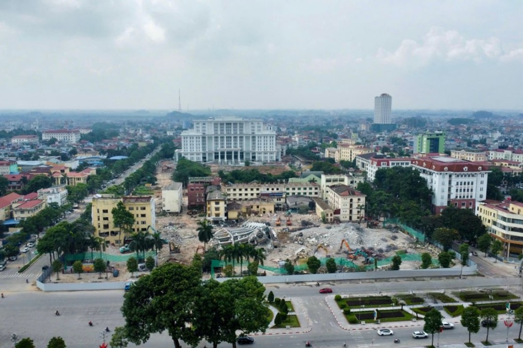 Dự án phố đi bộ trung tâm đang tiến hành tháo dỡ trụ sở hành chính cũ