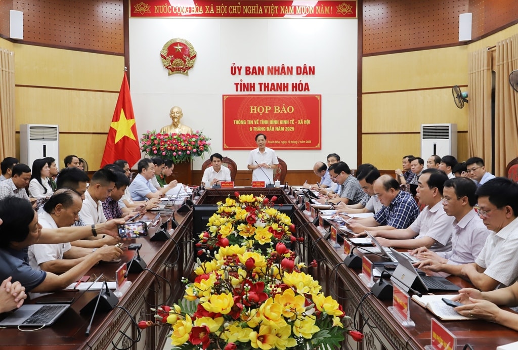 Phó Chủ tịch UBND tỉnh Đầu Thanh Tùng phát biểu tại buổi họp báo