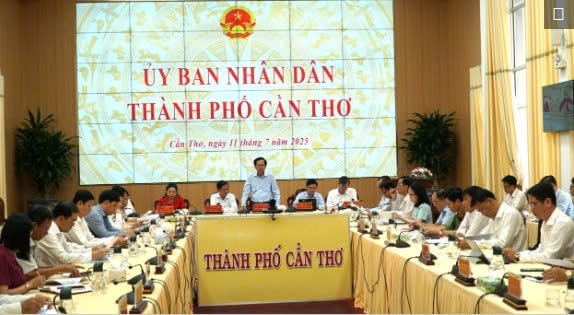 Đồng chí Đỗ Thanh Bình, Ủy viên Ban Chấp hành Trung ương Đảng, Bí thư Thành ủy phát biểu chỉ đạo tại hội nghị