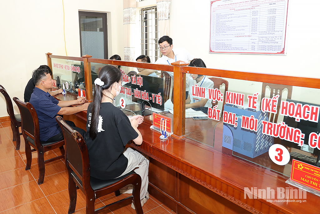 Cán bộ phường Vị Khê hướng dẫn người dân làm thủ tục hành chính