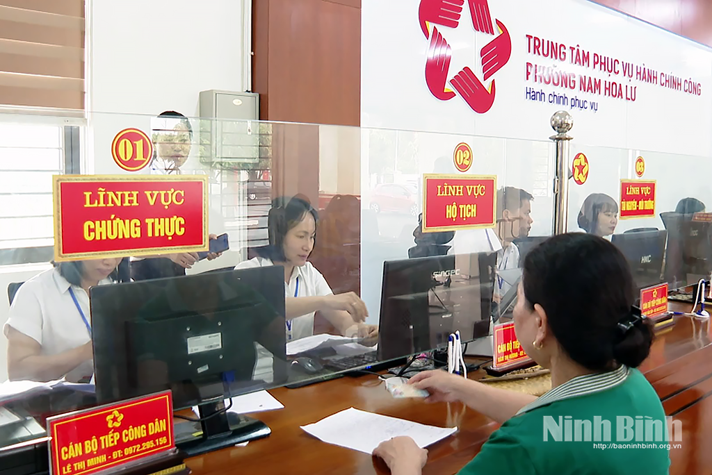 Cán bộ Trung tâm Phục vụ hành chính công phường Nam Hoa Lư (Ninh Bình) hướng dẫn người dân giải quyết thủ tục hành chính
