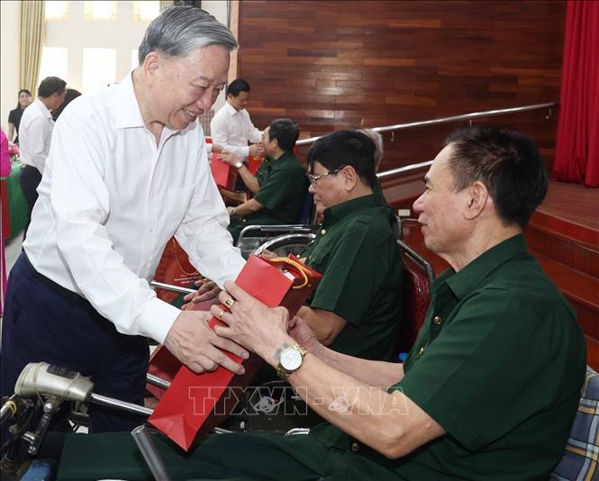 Tổng Bí thư Tô Lâm: Người có công là tài sản quý, là biểu tượng của ý chí, nghị lực Việt Nam- Ảnh 3. Tổng Bí thư Tô Lâm: Người có công là tài sản quý, là biểu tượng của ý chí, nghị lực Việt Nam- Ảnh 3.
