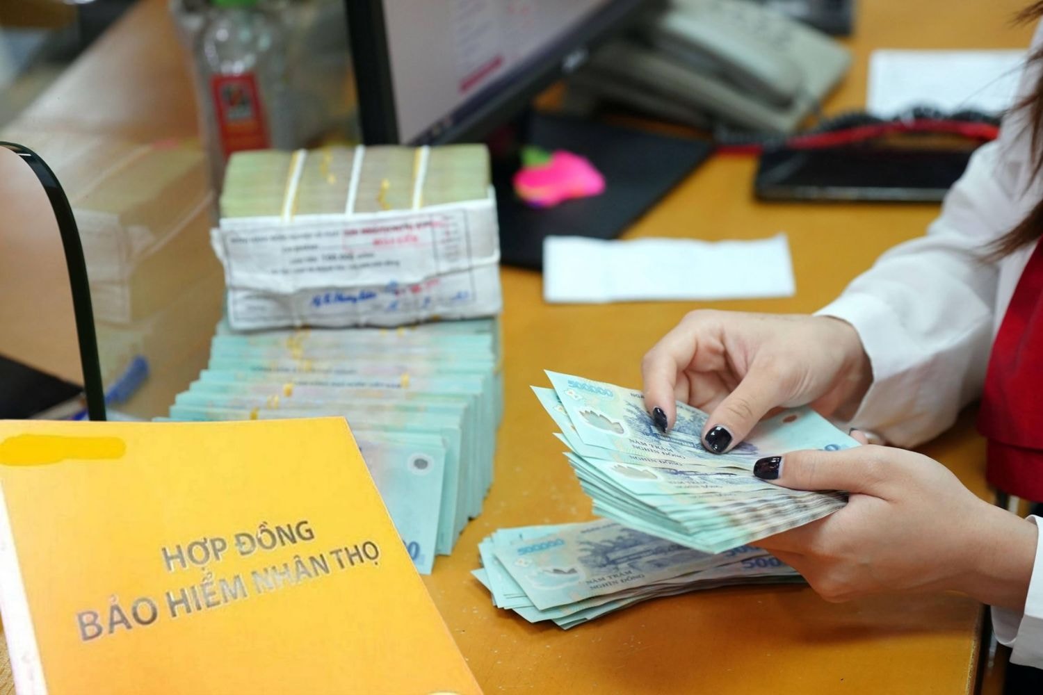 ngân hàng ép khách mua bảo hiểm