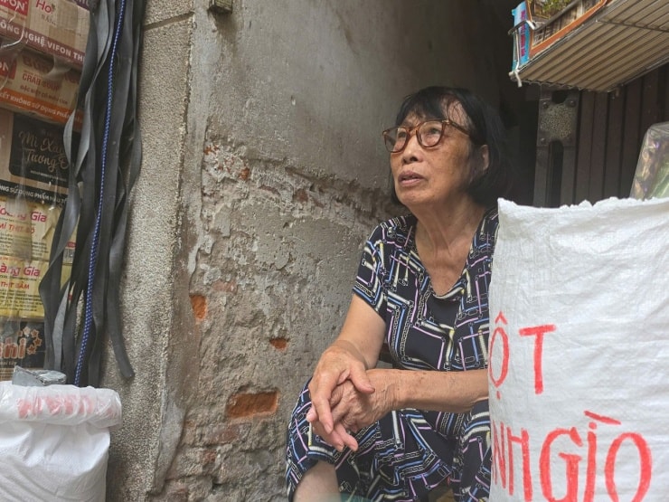 Bà Phương (60 tuổi, số 6 ngõ Gạch, phường Hoàn Kiếm) chia sẻ gia đình hiện có 2 xe máy xăng, do nhà trong ngõ nhỏ nên phải gửi bên ngoài với giá 300.000 đồng mỗi tháng.