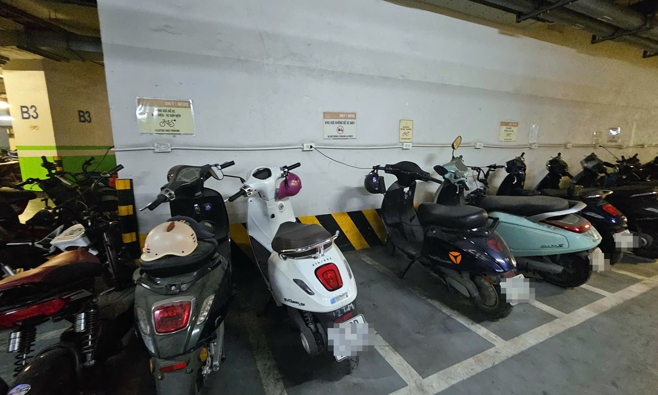 Một số chung cư trên đường Hoàng Cầu mới chỉ có vài góc nhỏ dành đặt trạm sạc xe đạp điện