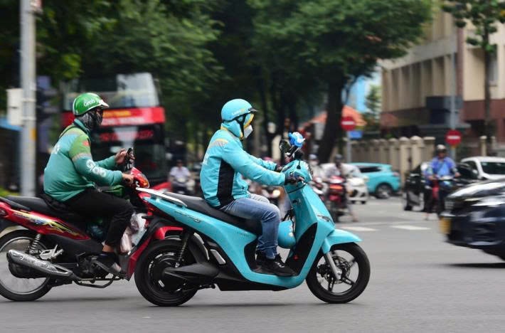 Cấm xe xăng, tài xế có thể chuyển sang xe điện