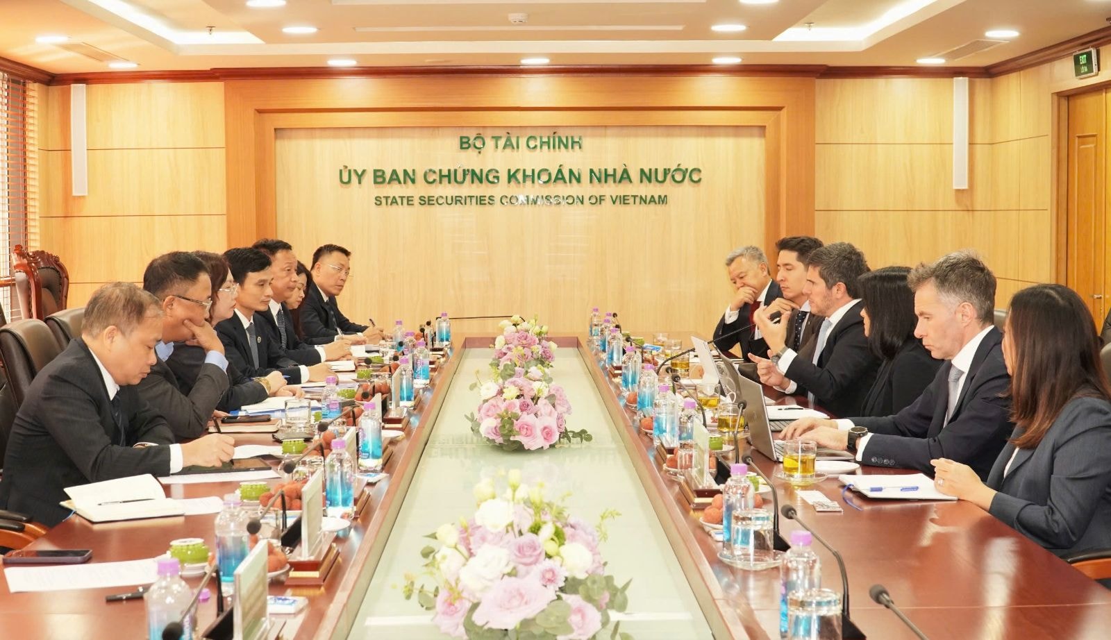 uybanchungkhoan2.jpg