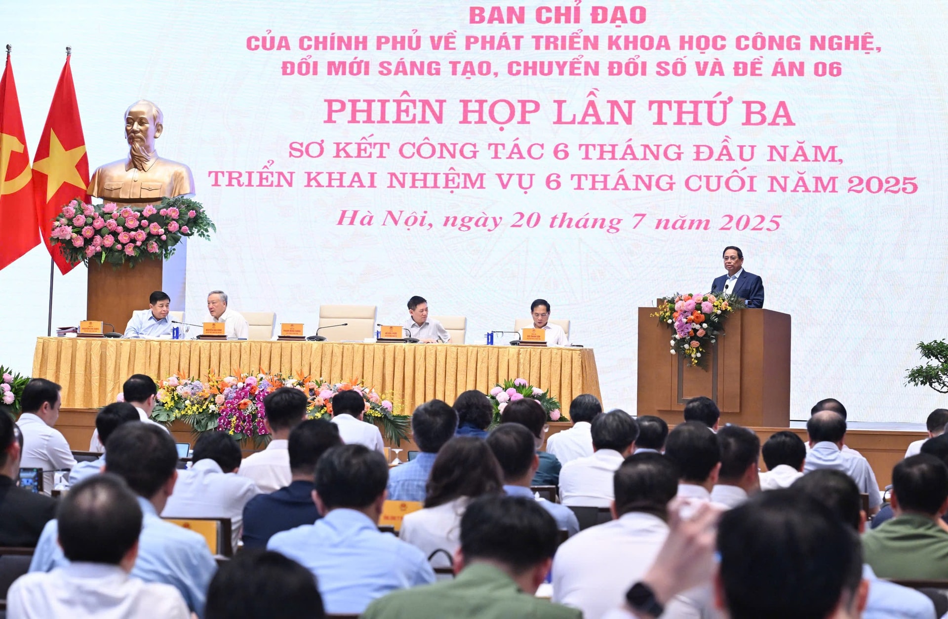 Thủ tướng: Đãi ngộ đặc biệt để thu hút tổng công trình sư, nhân tài khoa học công nghệ- Ảnh 8. Thủ tướng: Đãi ngộ đặc biệt để thu hút tổng công trình sư, nhân tài khoa học công nghệ- Ảnh 8.