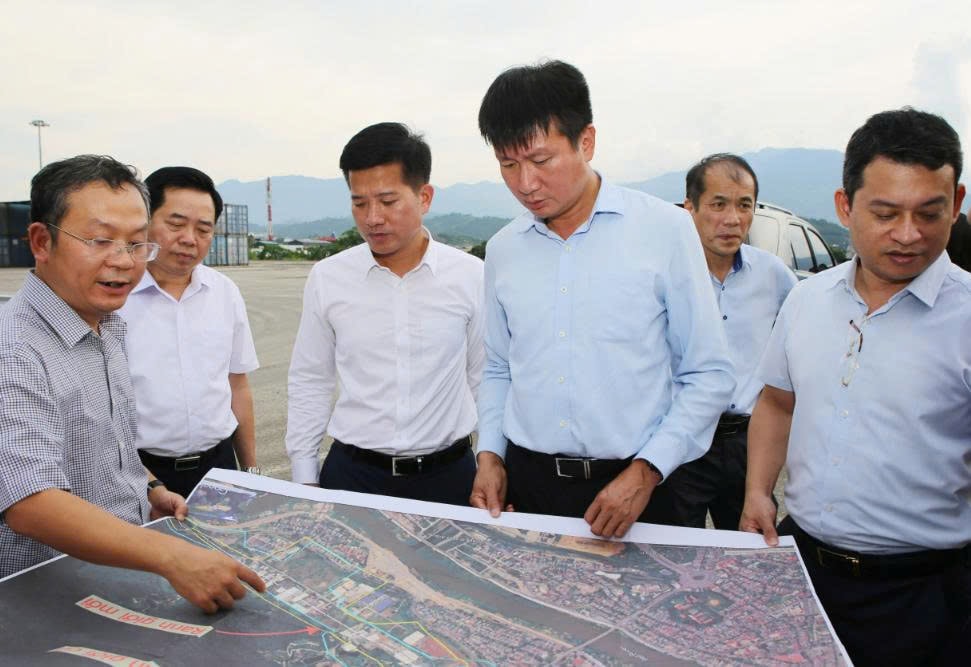 Lãnh đạo phường Lào Cai báo cáo tiến độ triển khai thực hiện dự án trên địa bàn