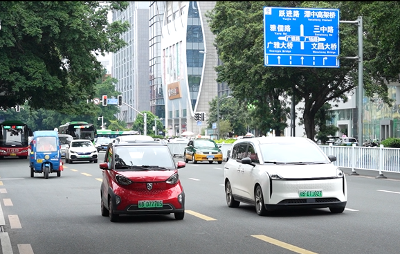 xe điện trên phố trung quốc