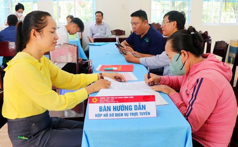 Lượng người dân đến làm thủ tục hành chính khá đông, nhưng quy trình tiếp nhận và giải quyết diễn ra trật tự, nhanh gọn