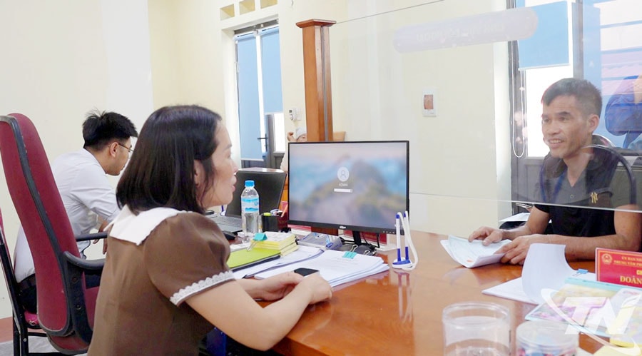Anh Trần Văn Oai (bên phải ảnh) đến Trung tâm Phục vụ hành chính công xã Vô Tranh làm hồ sơ để đi xin việc