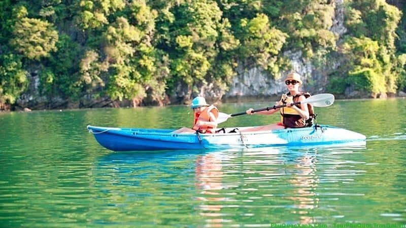 chèo kayak trên sông Cửa Cạn