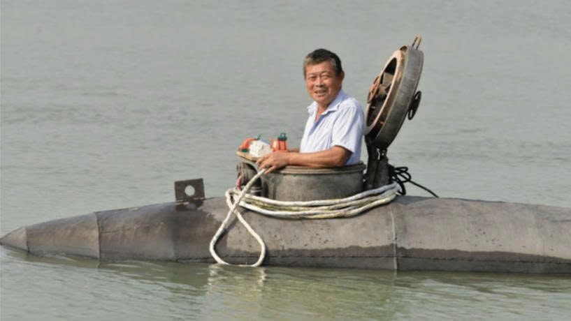 Ông Zhang Shengwu và tàu ngầm do mình chế tạo