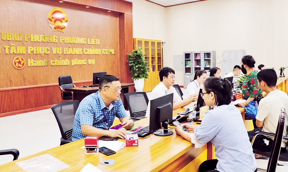 Người dân giải quyết thủ tục hành chính tại Trung tâm Phục vụ hành chính công phường Phương Liễu