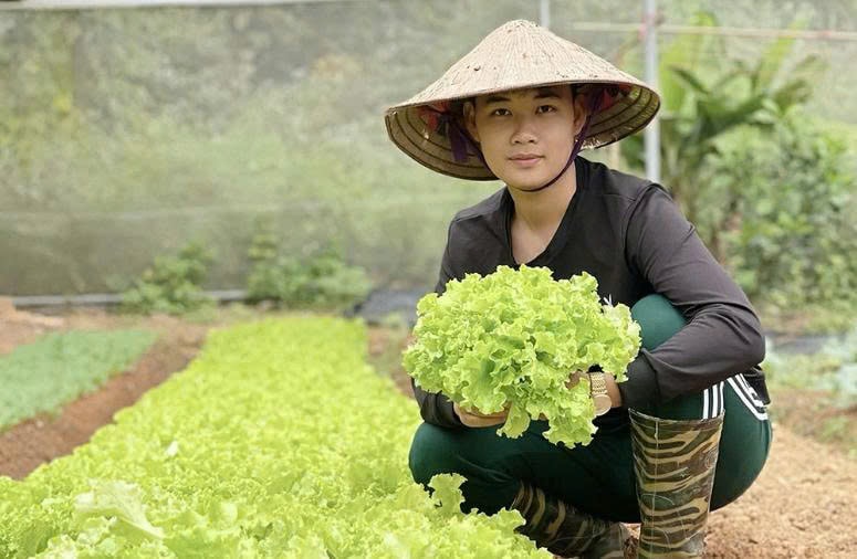 Anh Hoàng Mạnh Tuấn bên vườn rau hữu cơ