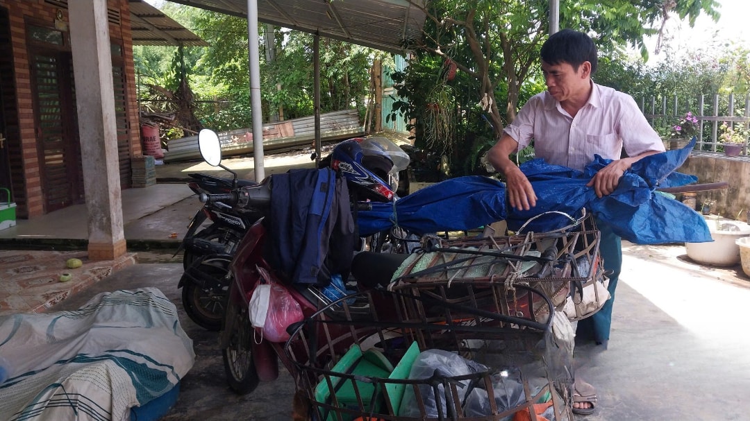 Ông Trần Văn Thuận, thôn Hoà Lạc, xã Gia Phú, tỉnh Lào Cai thu gọn đồ đạc sau chuyến đi chợ bán nông sản về (1)