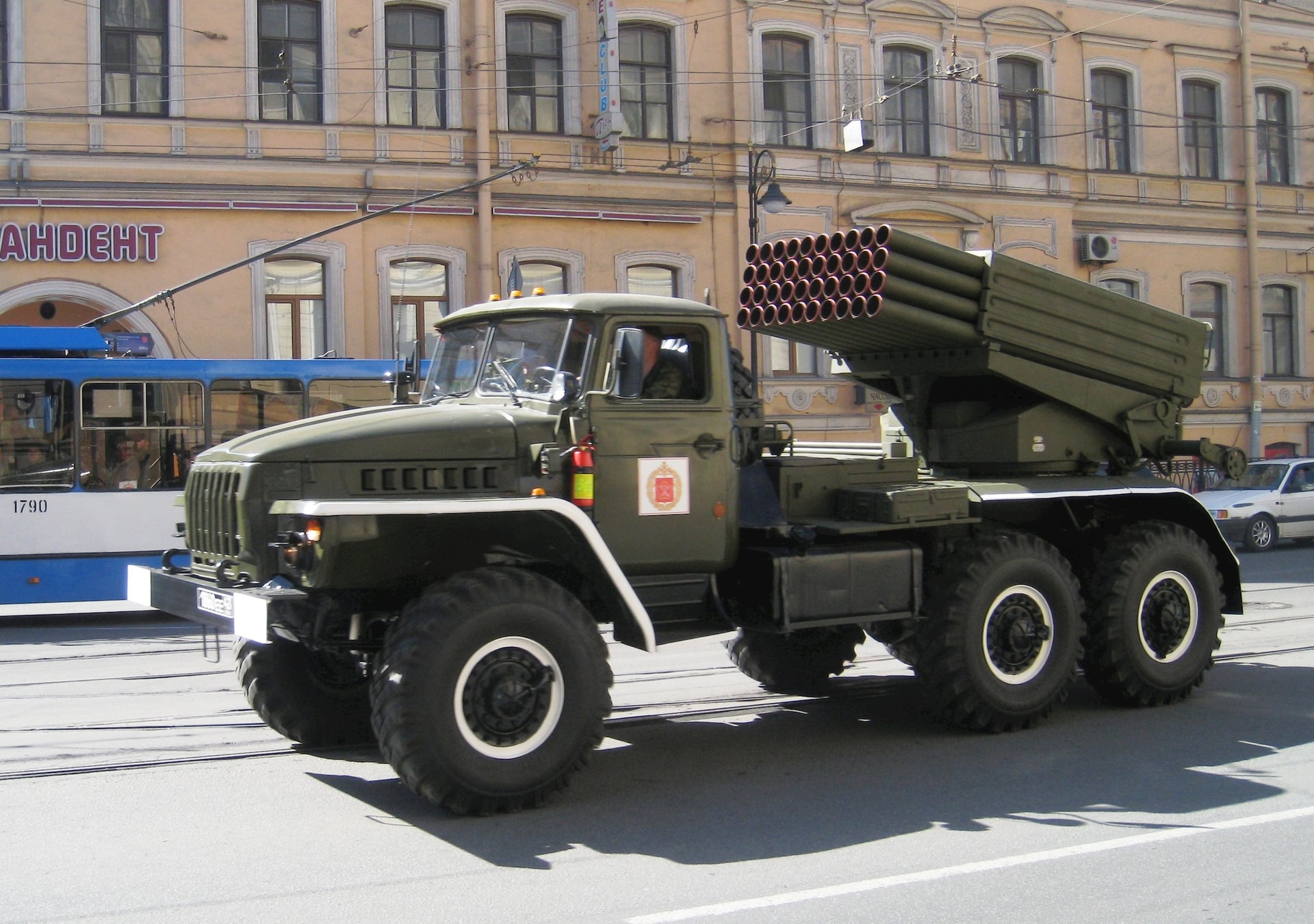 pháo phản lực BM-21 Grad trang bị trên xe