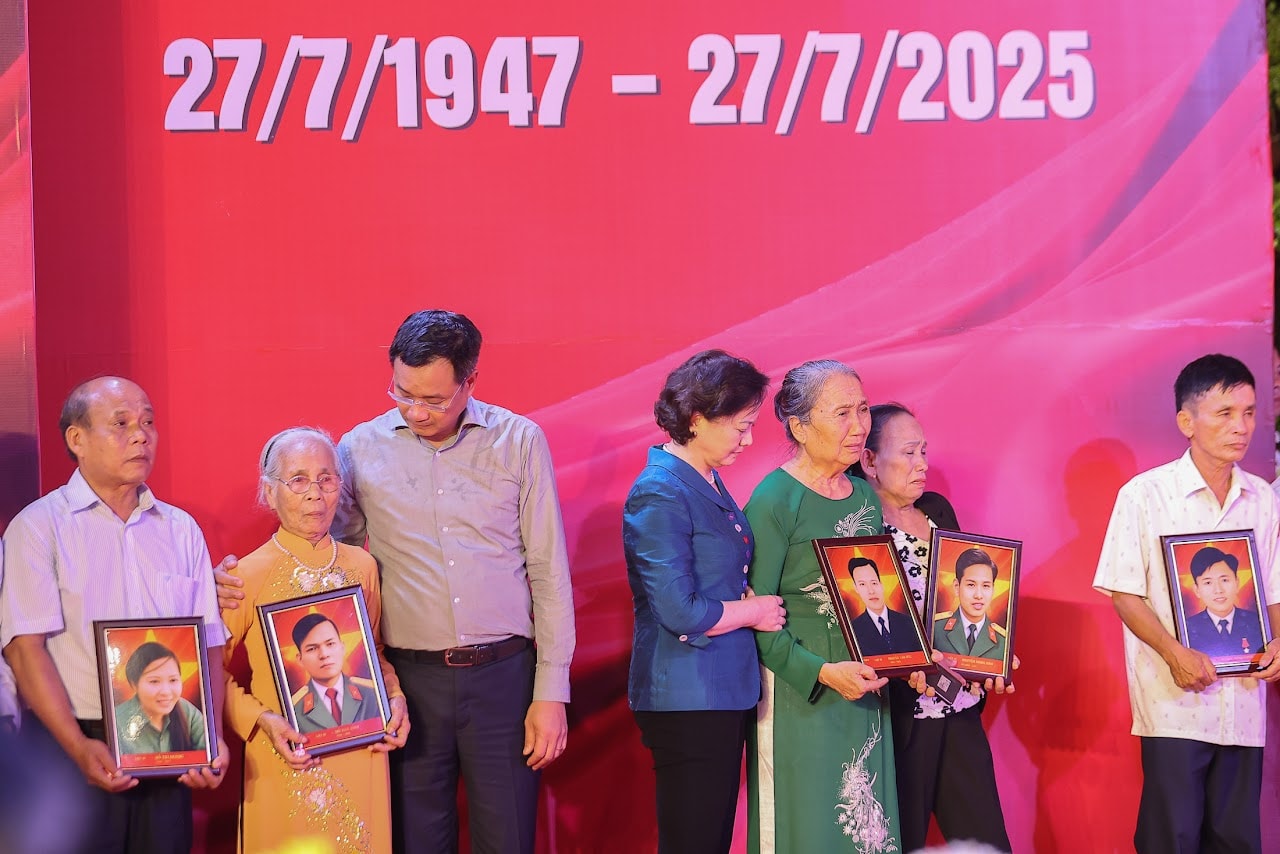 Thủ tướng: Các Anh hùng liệt sĩ đã làm rạng rỡ non sông, đất nước ta- Ảnh 5. Thủ tướng: Các Anh hùng liệt sĩ đã làm rạng rỡ non sông, đất nước ta- Ảnh 5.