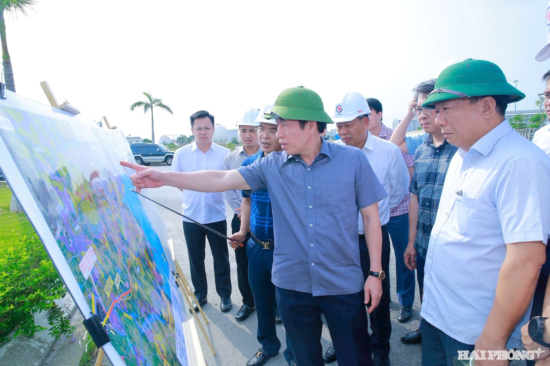 Đồng chí Bí thư Thành ủy Hải Phòng Lê Tiến Châu kiểm tra thực địa công tác giải phóng mặt bằng dự án đầu tư xây dựng tuyến đường sắt Lào Cai - Hà Nội - Hải Phòng