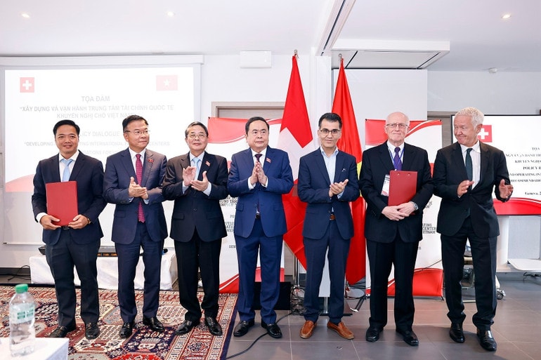 Chủ tịch Quốc hội Trần Thanh Mẫn chứng kiến Lễ trao biên bản ghi nhớ về hợp tác phát triển trung tâm tài chính quốc tế giữa Cục Đầu tư nước ngoài (Bộ Tài chính Việt Nam) và Hiệp hội Công nghệ tài chính Thụy Sĩ (Fintech Thụy Sĩ). (Ảnh: Doãn Tấn/TTXVN) vna-potal-chu-tich-quoc-hoi-du-toa-dam-xay-dung-va-van-hanh-trung-tam-tai-chinh-quoc-te-va-khuyen-nghi-cho-viet-nam-8176539.jpg
