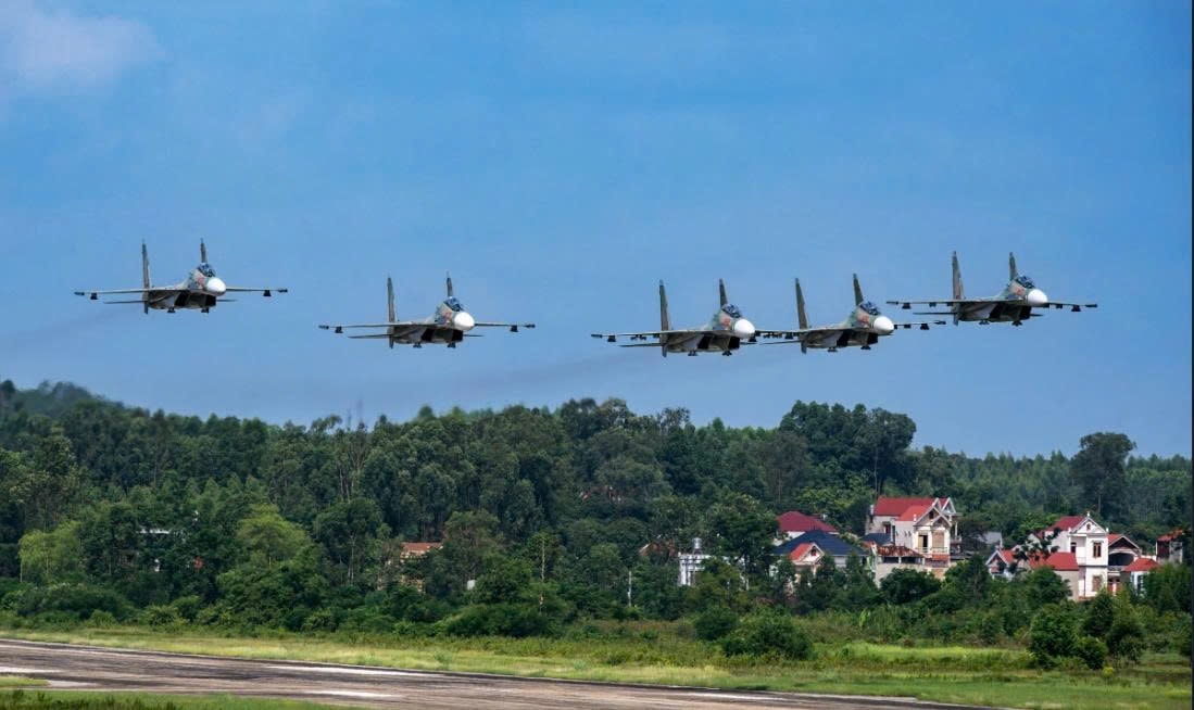 Hình ảnh những chiếc Su-30MK2 trên đường băng tại sân bay Kép ở Bắc Ninh