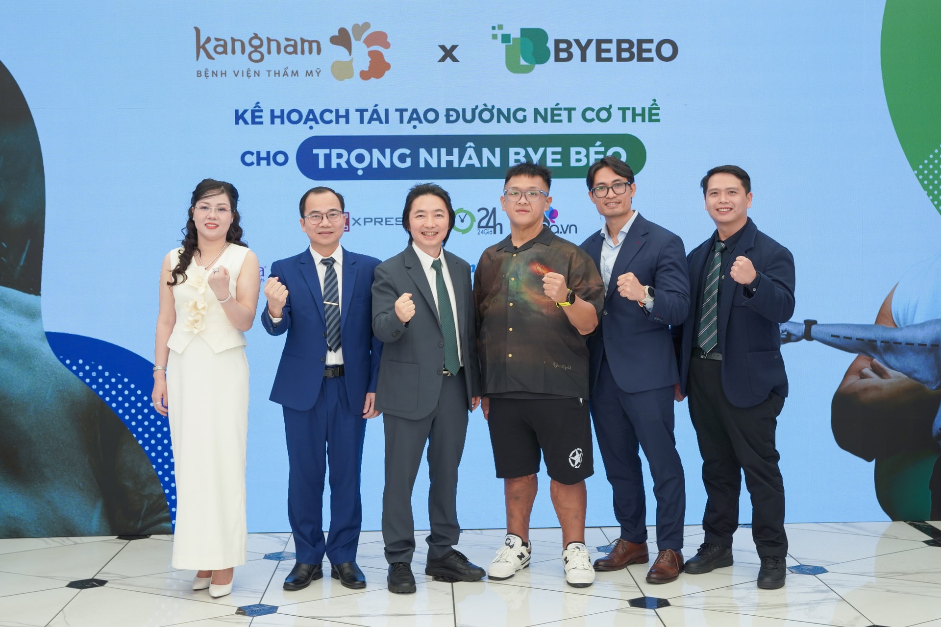 trong nhan chup anh cung ekip phau thuat cua minh
