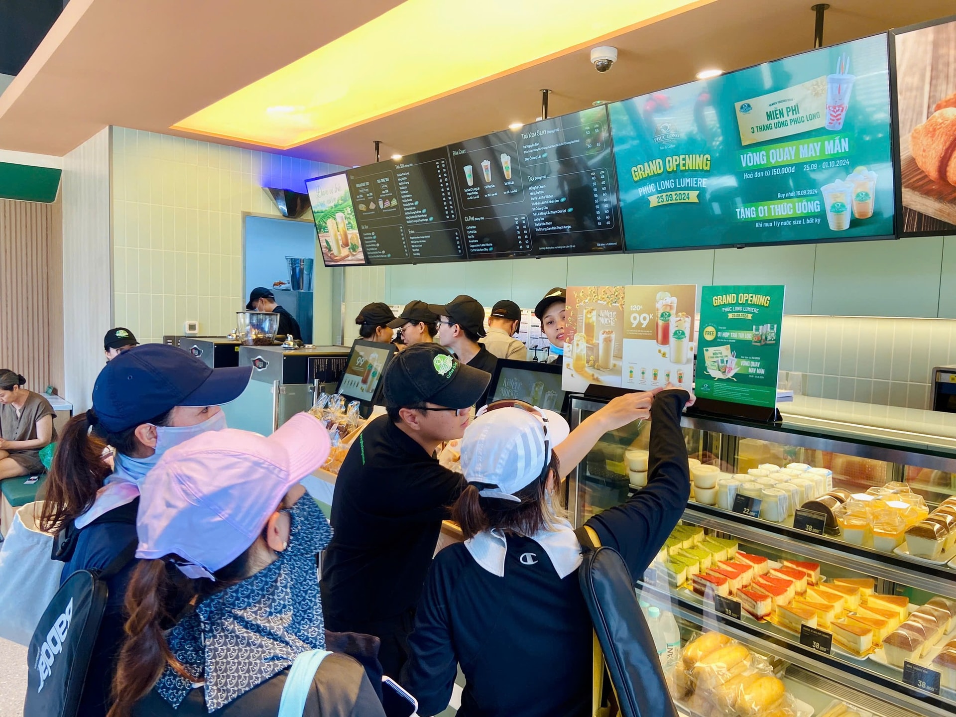 Khách hàng nhộn nhịp tại Phúc Long