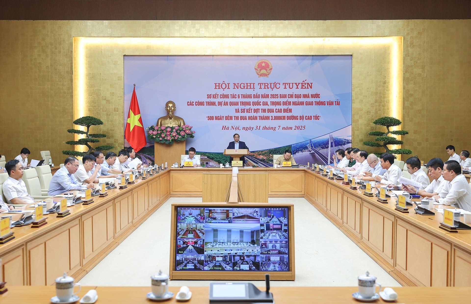Thủ tướng: 3 mục tiêu lớn cuối năm 2025 để hoàn thành xuất sắc đột phá chiến lược về hạ tầng giao thông- Ảnh 11. Thủ tướng: 3 mục tiêu lớn cuối năm 2025 để hoàn thành xuất sắc đột phá chiến lược về hạ tầng giao thông- Ảnh 11.