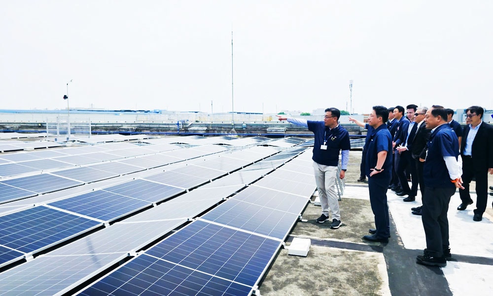 Các đại biểu thăm quan dự án điện mặt trời áp mái tại nhà máy SEV, Khu công nghiệp Yên Phong