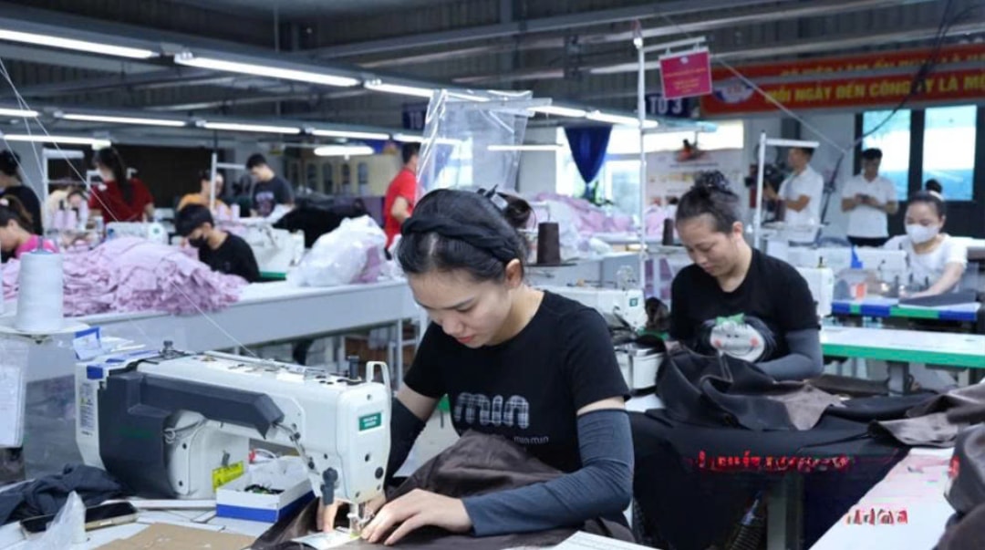 Công nhân Công ty CP Tập đoàn Tiên Sơn sản xuất hàng may mặc xuất khẩu
