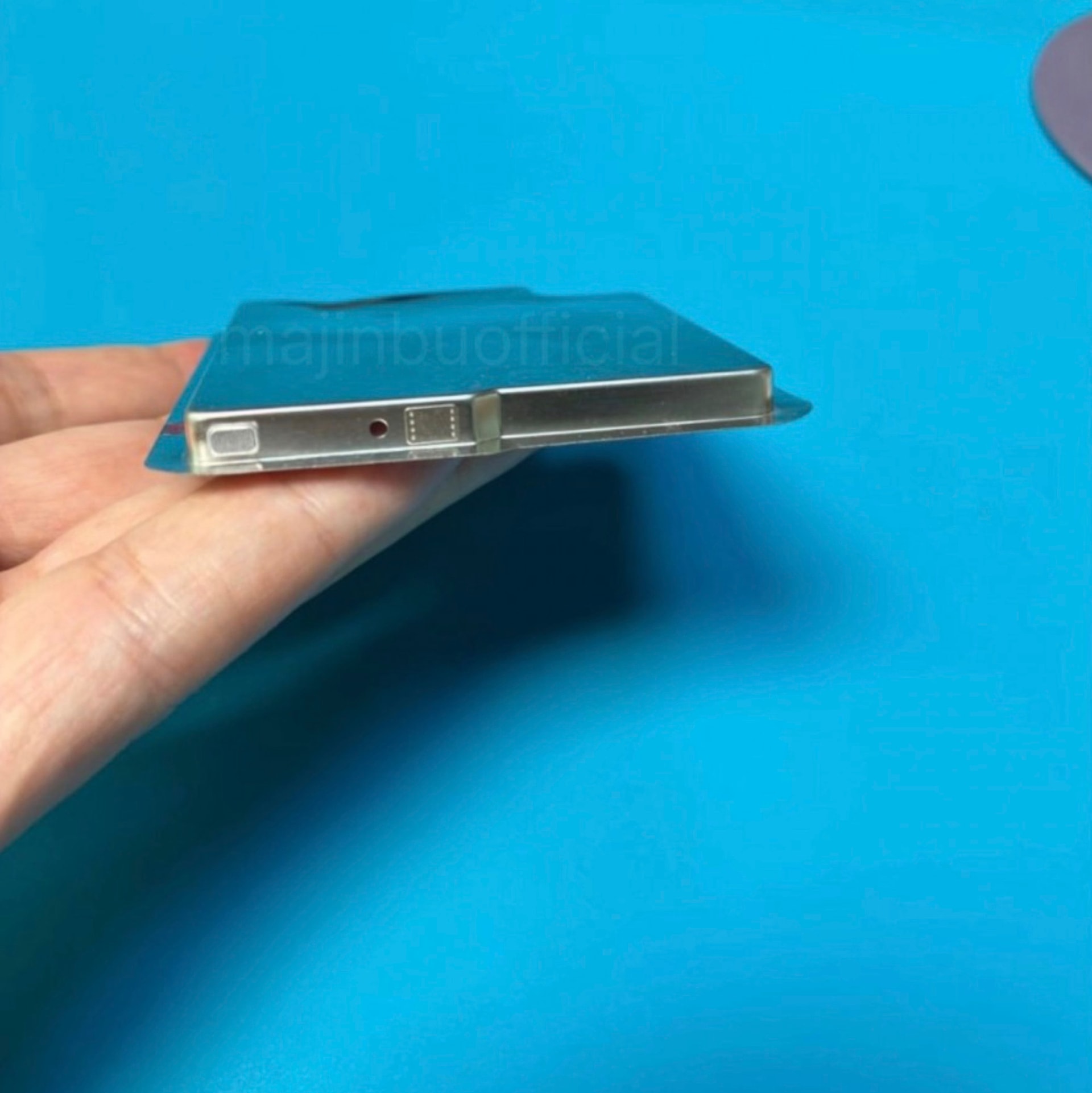 Hình ảnh được cho là pin của iPhone 17 từ Majinbu