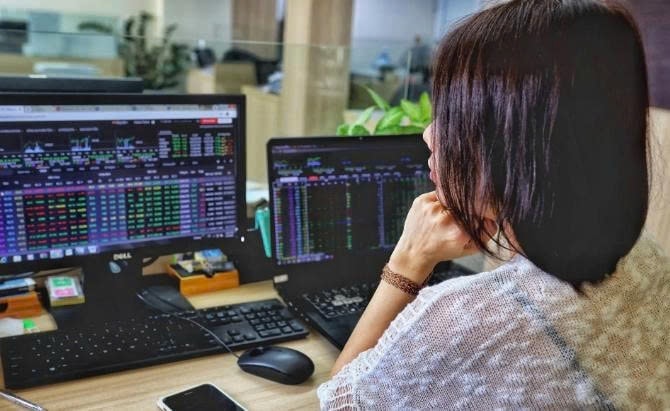 Mặc dù một số cổ phiếu vừa và nhỏ vẫn duy trì đà tăng, song nhìn chung, dòng tiền đang có xu hướng co lại và thận trọng hơn