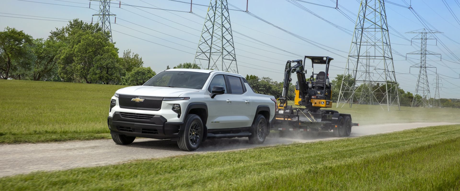 Silverado EV Work Truck kéo xe cẩu