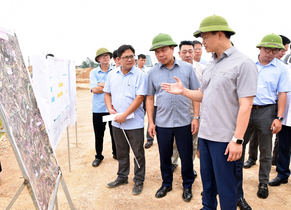 Đồng chí Vương Quốc Tuấn kiểm tra tiến độ thi công gói thầu số 15, đoạn đi qua địa phận phường Mão Điền
