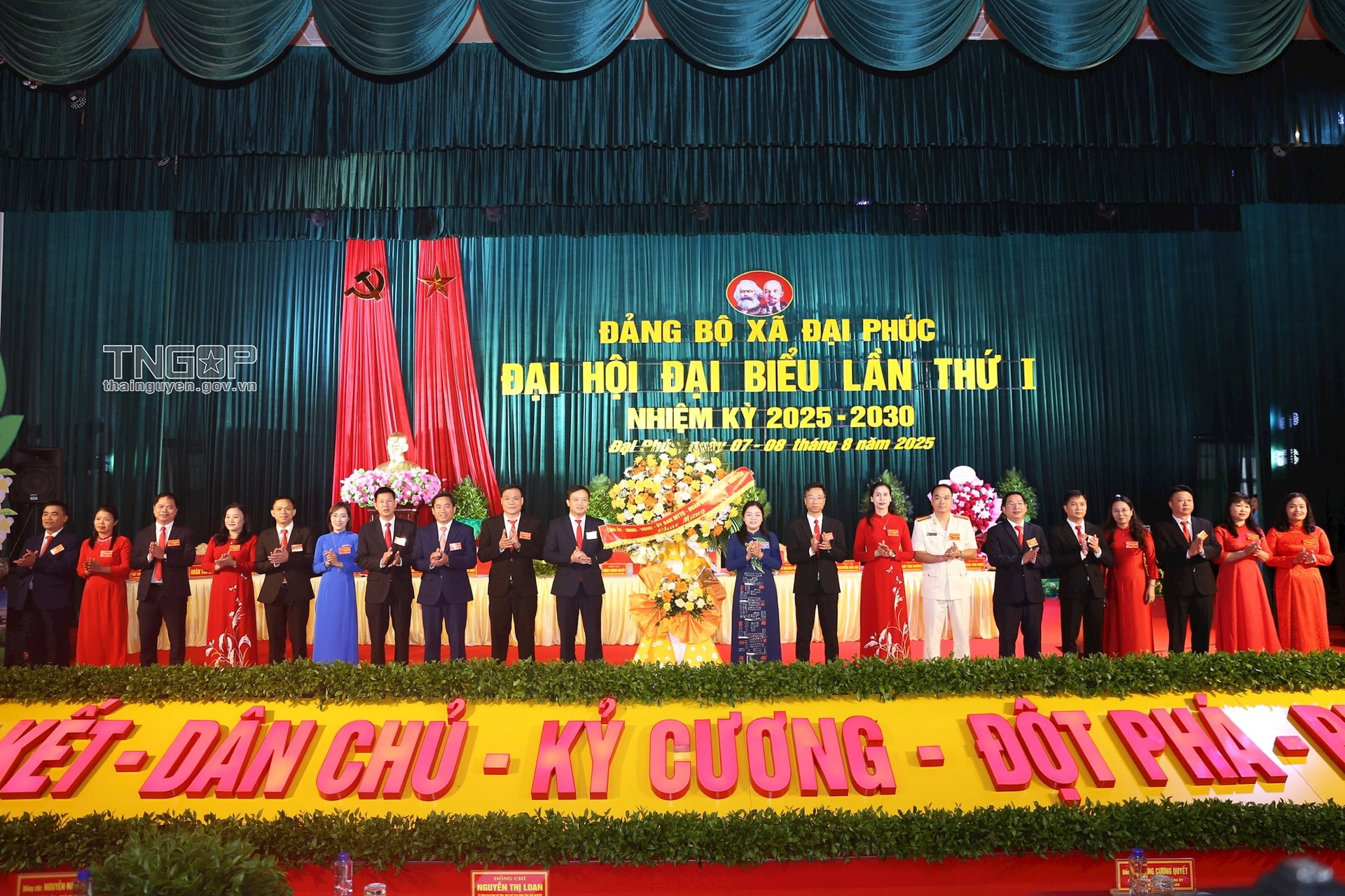 Phó Chủ tịch UBND tỉnh Nguyễn Thị Loan tặng hoa chúc mừng Ban Chấp hành xã Đại Phúc