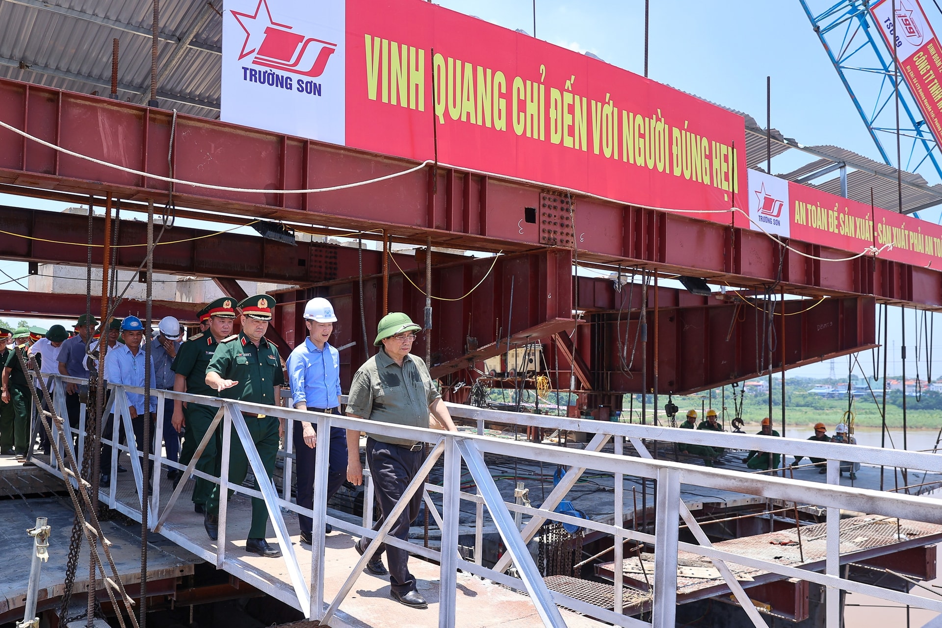 Thủ tướng kiểm tra tiến độ cầu Phong Châu, chỉ đạo triển khai tuyến cao tốc mới tại Phú Thọ- Ảnh 2. Thủ tướng kiểm tra tiến độ cầu Phong Châu, chỉ đạo triển khai tuyến cao tốc mới tại Phú Thọ- Ảnh 2.