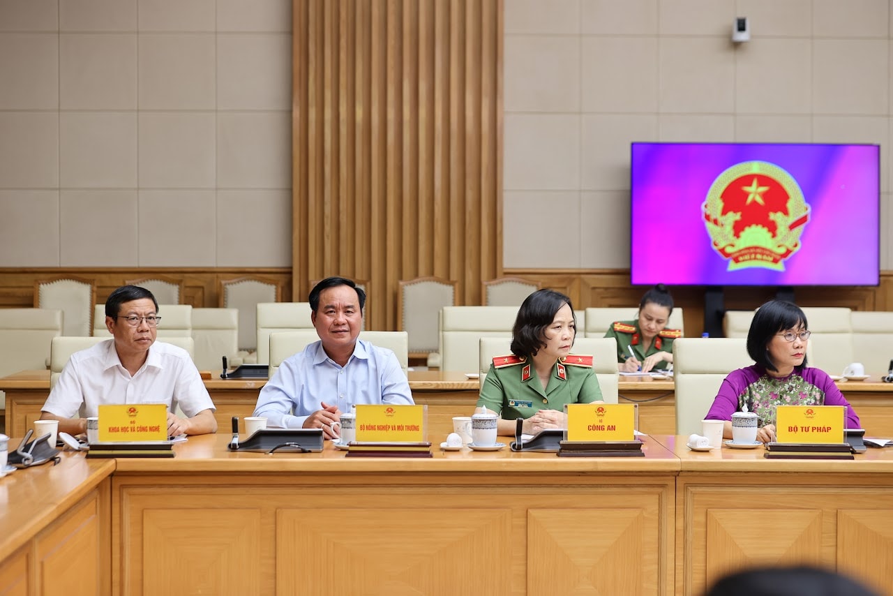 Thủ tướng: Khẩn trương hoàn thiện, trình Bộ Chính trị hai nghị quyết đột phá về giáo dục – đào tạo và chăm sóc sức khỏe nhân dân- Ảnh 7. Thủ tướng: Khẩn trương hoàn thiện, trình Bộ Chính trị hai nghị quyết đột phá về giáo dục – đào tạo và chăm sóc sức khỏe nhân dân- Ảnh 7.