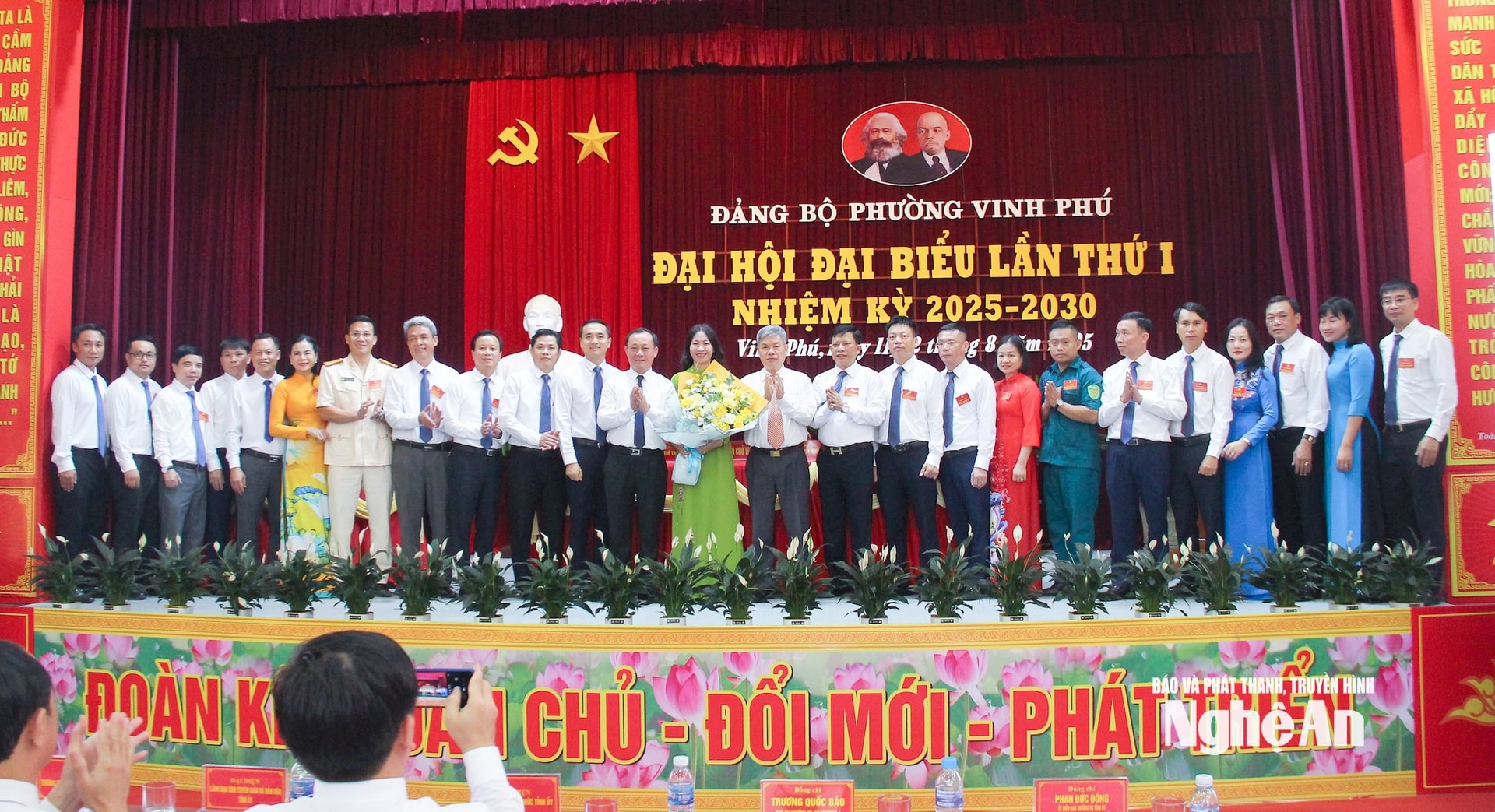 ãnh đạo Ban Tổ chức Trung ương và Tỉnh ủy Nghệ An tặng hoa chúc mừng Ban Chấp hành Đảng bộ phường Vinh Phú khóa I