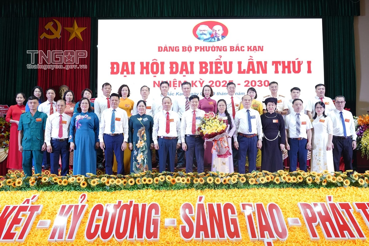 Các đồng chí lãnh đạo tỉnh chúc mừng Ban Chấp hành Đảng bộ phường Bắc Kạn khóa I