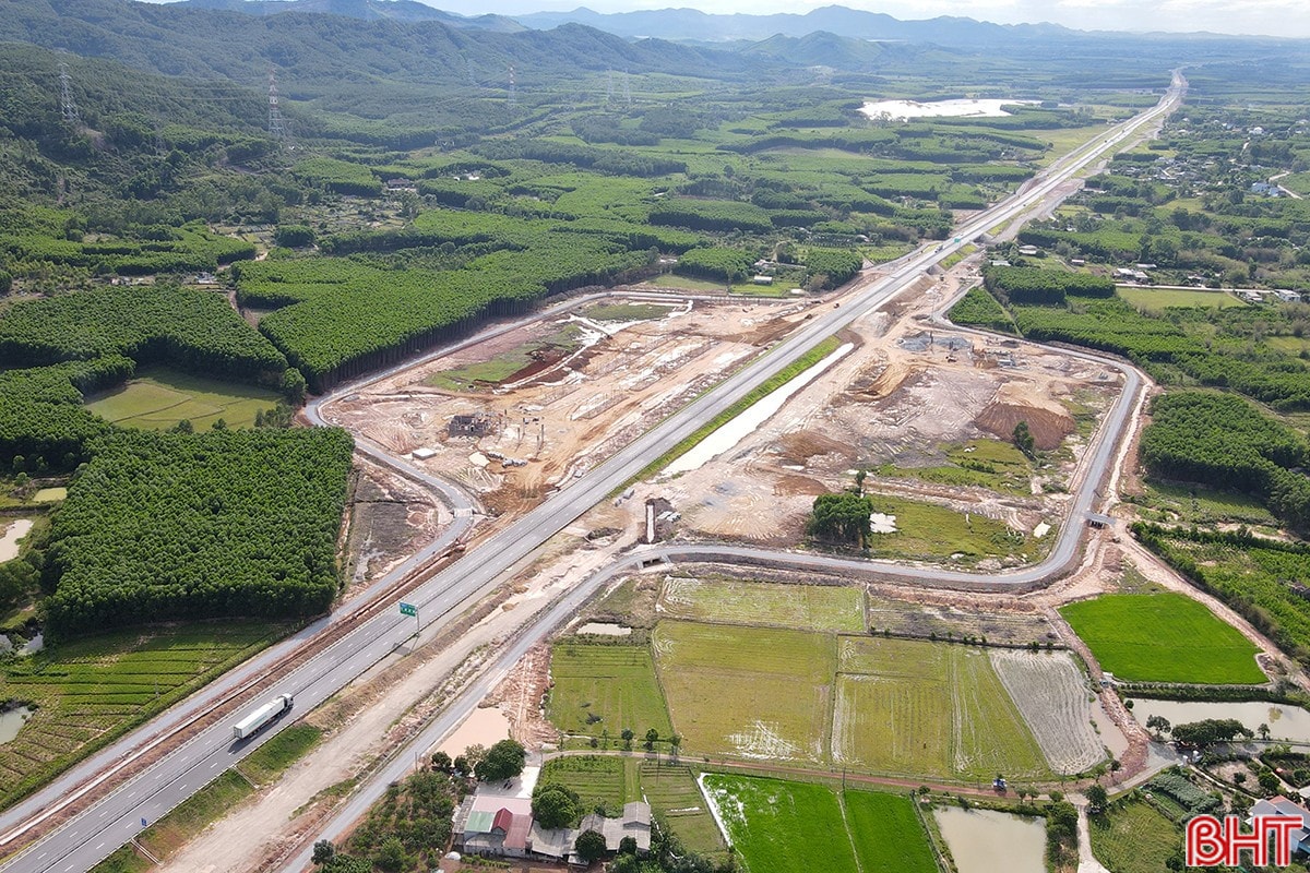 Theo báo cáo nghiên cứu tiền khả thi được duyệt, dự án đường sắt tốc độ cao trên trục Bắc - Nam có chồng lấn với trạm dừng nghỉ cao tốc Bắc - Nam ở xã Cẩm Hưng