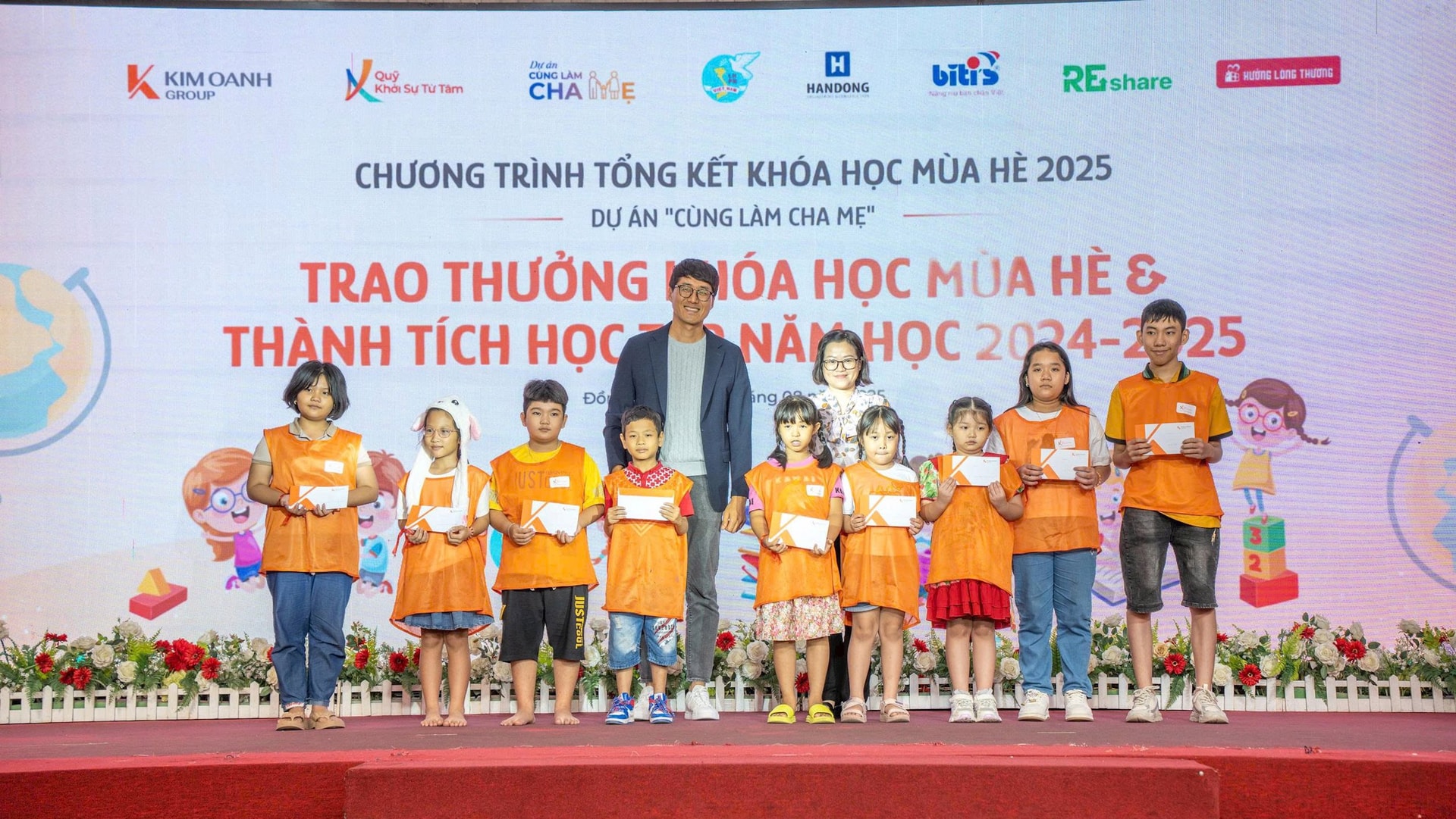 Bà Bùi Thị Hạnh, Phó chủ tịch thường trực Hội LHPN tỉnh Đồng Nai và ông Park Jinho - Tổng giám đốc Handong E&C trao tài trợ quý 3 cho các con trong dự án Cùng Làm Cha Mẹ