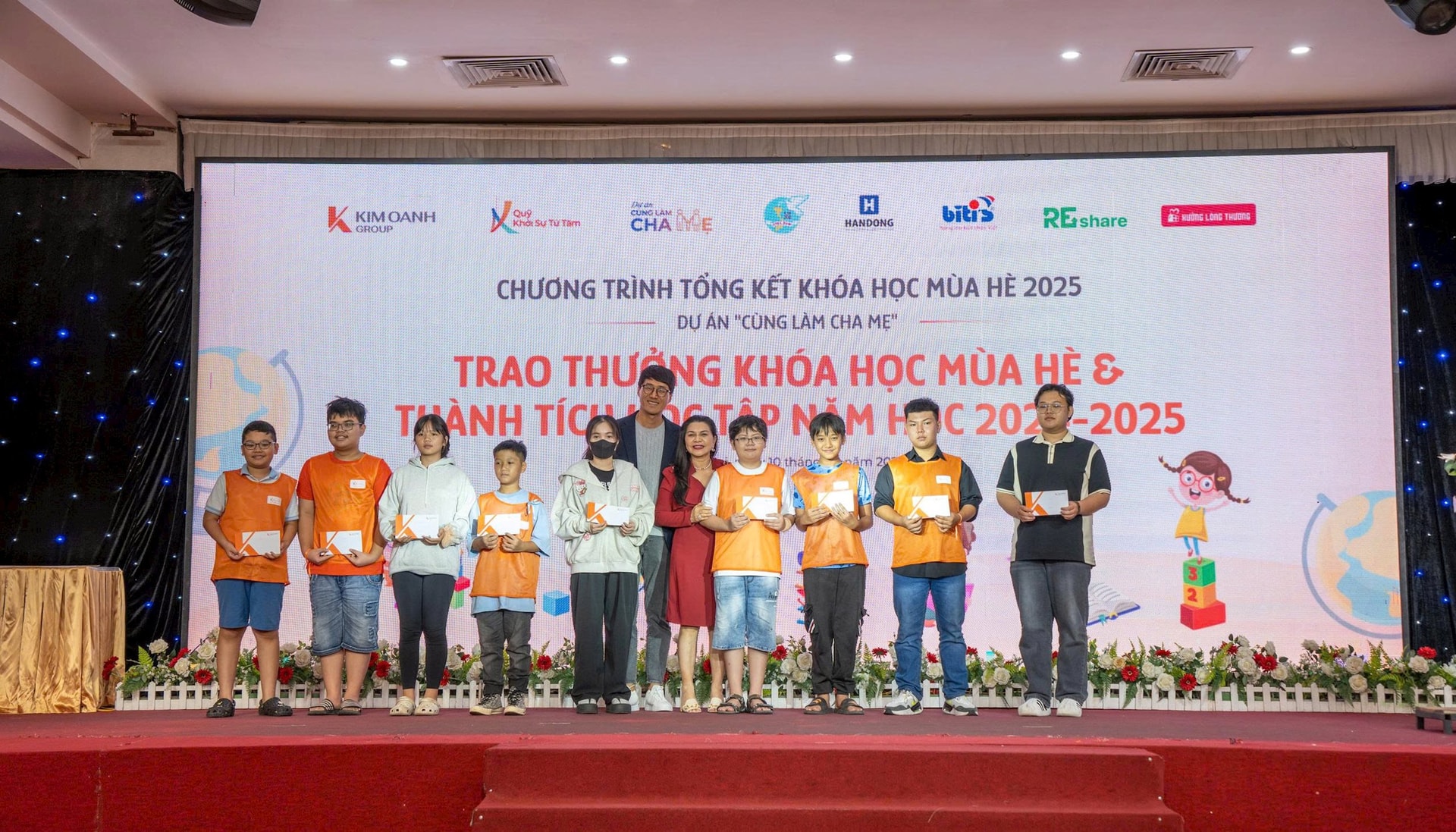 Bà Đặng Thị Kim Oanh - Chủ tịch HĐQT Tập đoàn Kim Oanh Chủ tịch HĐQL Quỹ Khởi Sự Từ Tâm và ông Park Jinho - Tổng Giám đốc Công ty Handong E&C trao hỗ trợ cho các em tại chương trình 