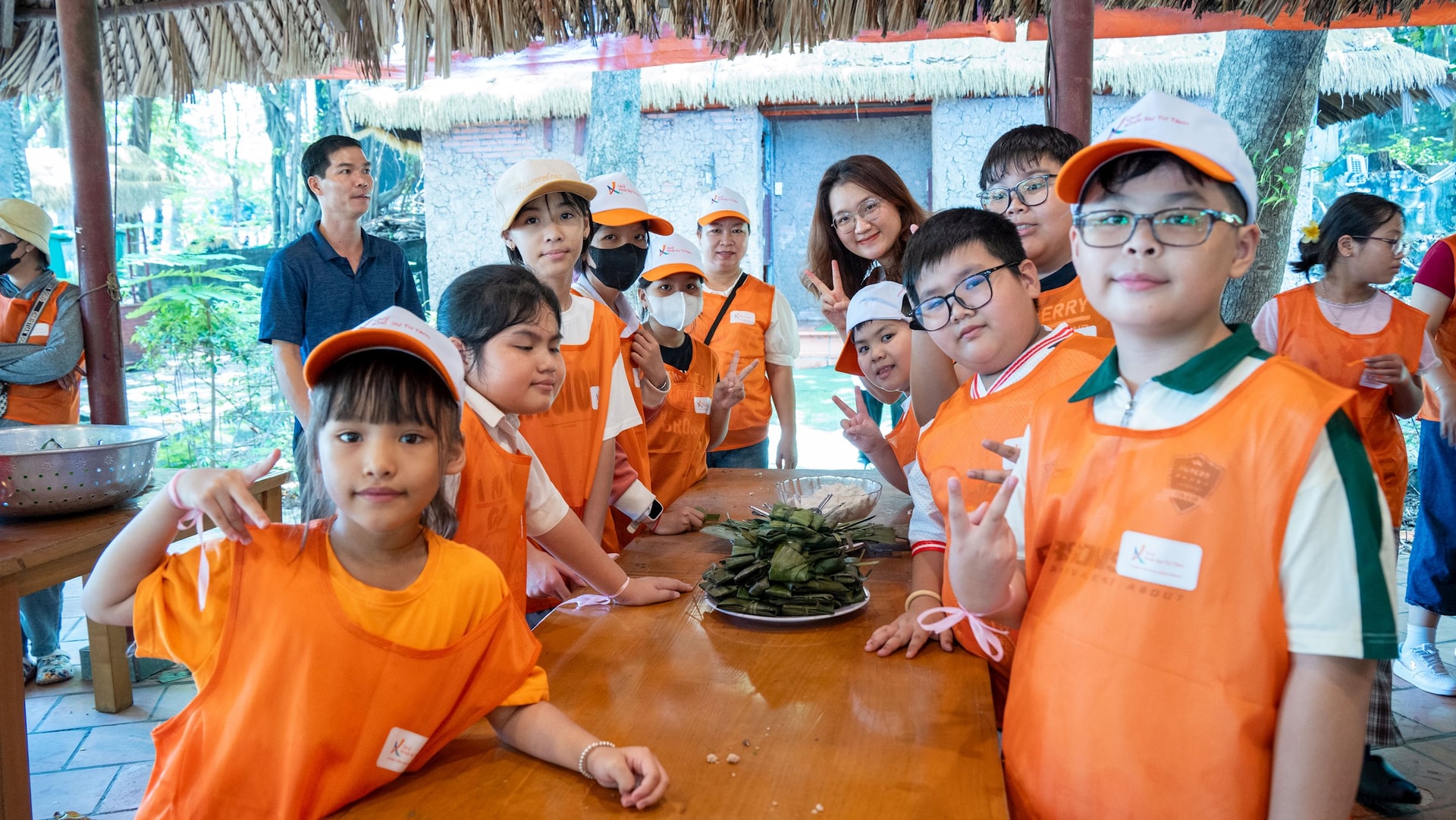 Các em check-in thành quả của mình sau hơn 30 phút thực hiện gói bánh