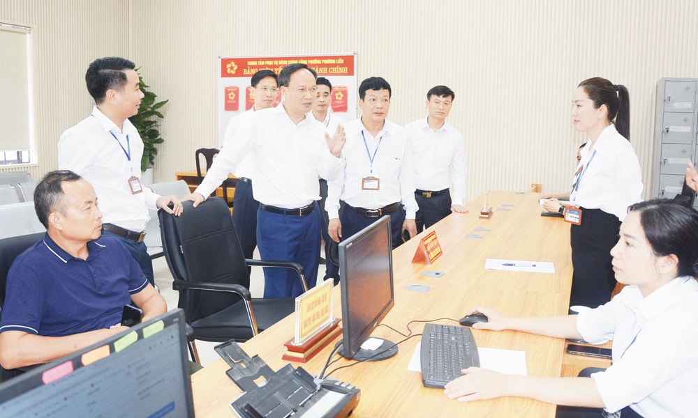 Phó Chủ tịch UBND tỉnh Phạm Văn Thịnh và lãnh đạo Đảng ủy phường Phương Liễu thăm Trung tâm Phục vụ hành chính công