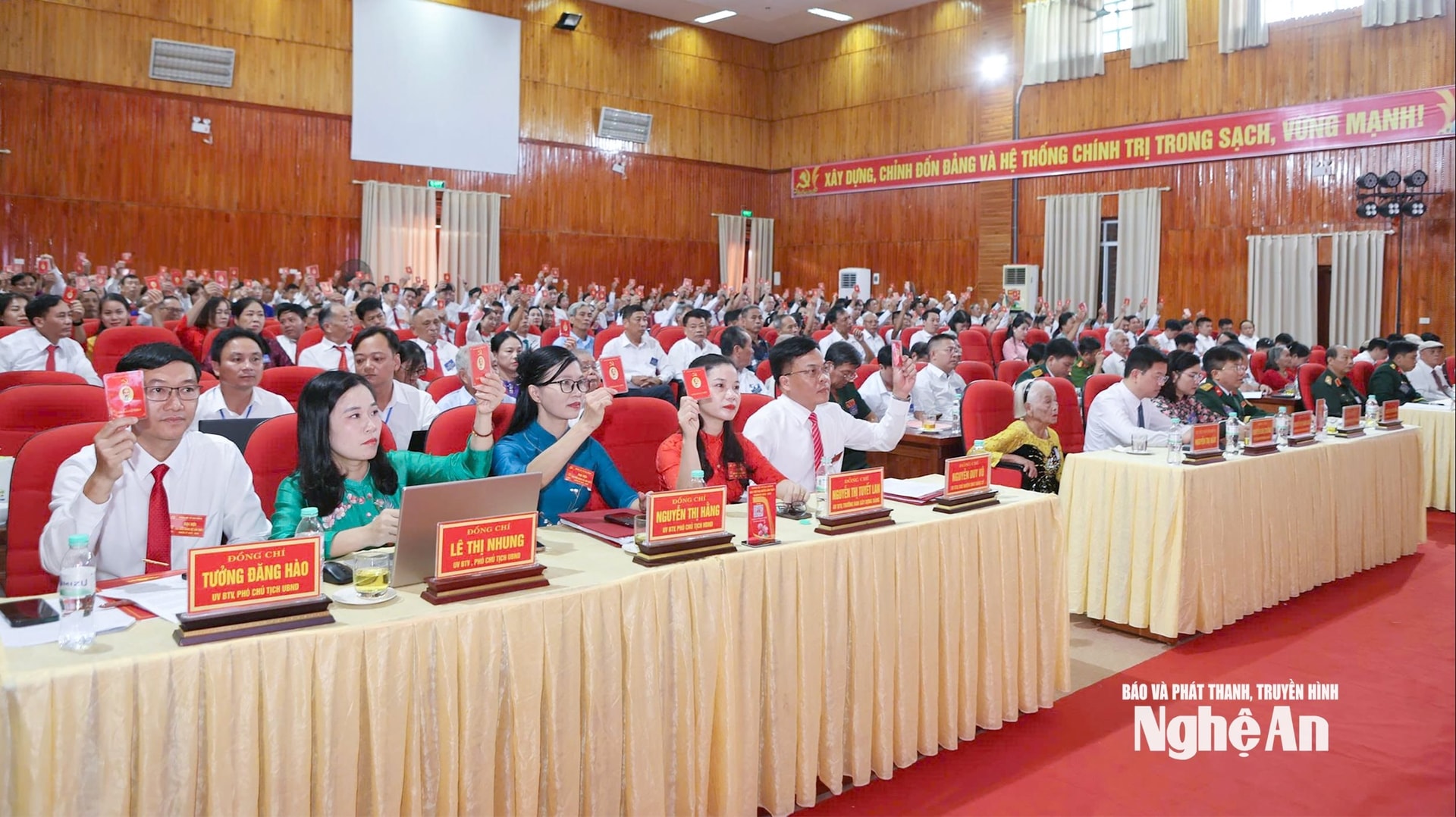 Các đảng viên biểu quyết thông qua Nghị quyết Đại hội