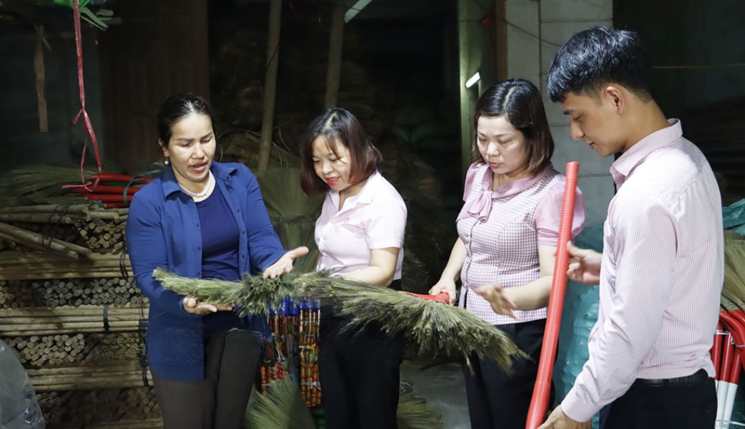 Chị Hằng giới thiệu sản phẩm chổi đót với khách hàng (1)
