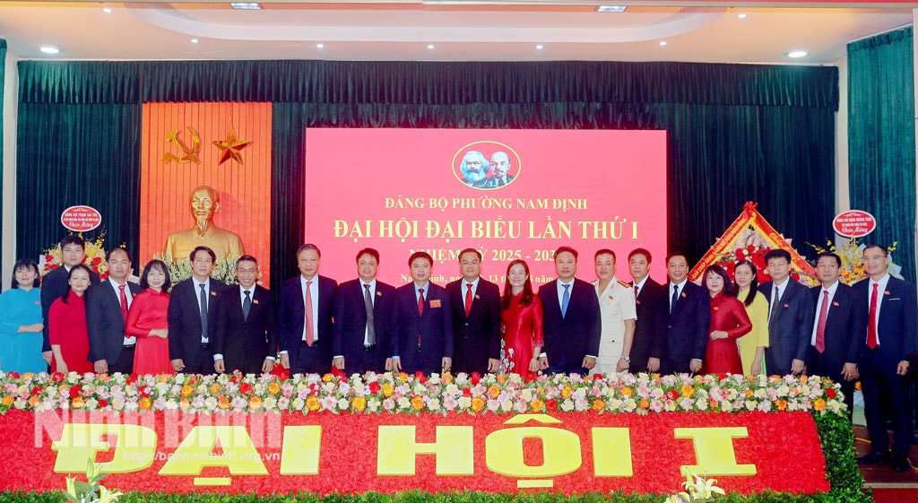 Đồng chí Trương Quốc Huy, Bí thư Tỉnh ủy, Trưởng Đoàn đại biểu Quốc hội tỉnh và các đồng chí lãnh đạo tỉnh chụp ảnh lưu niệm với Ban Chấp hành Đảng bộ phường Nam Định