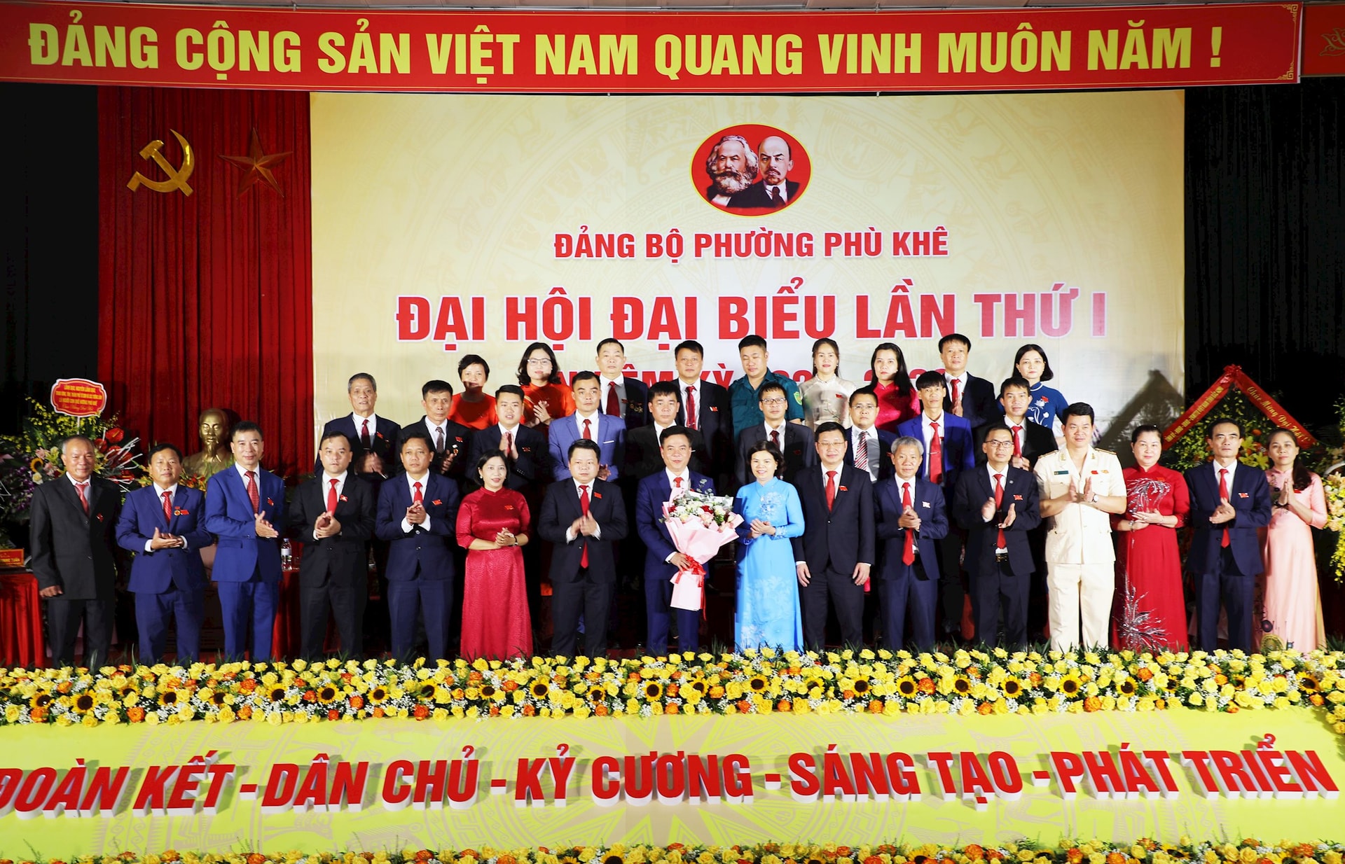 Phó Bí thư Tỉnh ủy Nguyễn Hương Giang (hàng đầu, thứ 9 bên trái) tặng hoa chúc mừng Ban Chấp hành Đảng bộ phường Phù Khê nhiệm kỳ 2025 - 2030